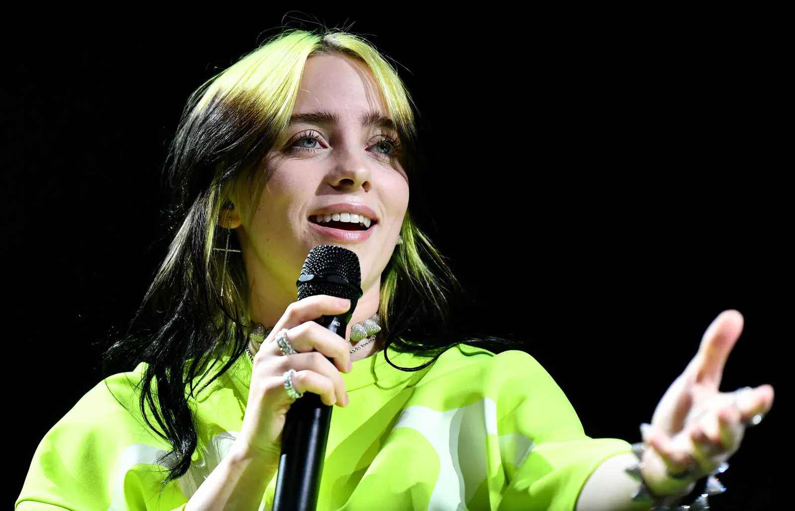Billie Eilish Kritik ICE Usai Insiden Tembakan di Minneapolis